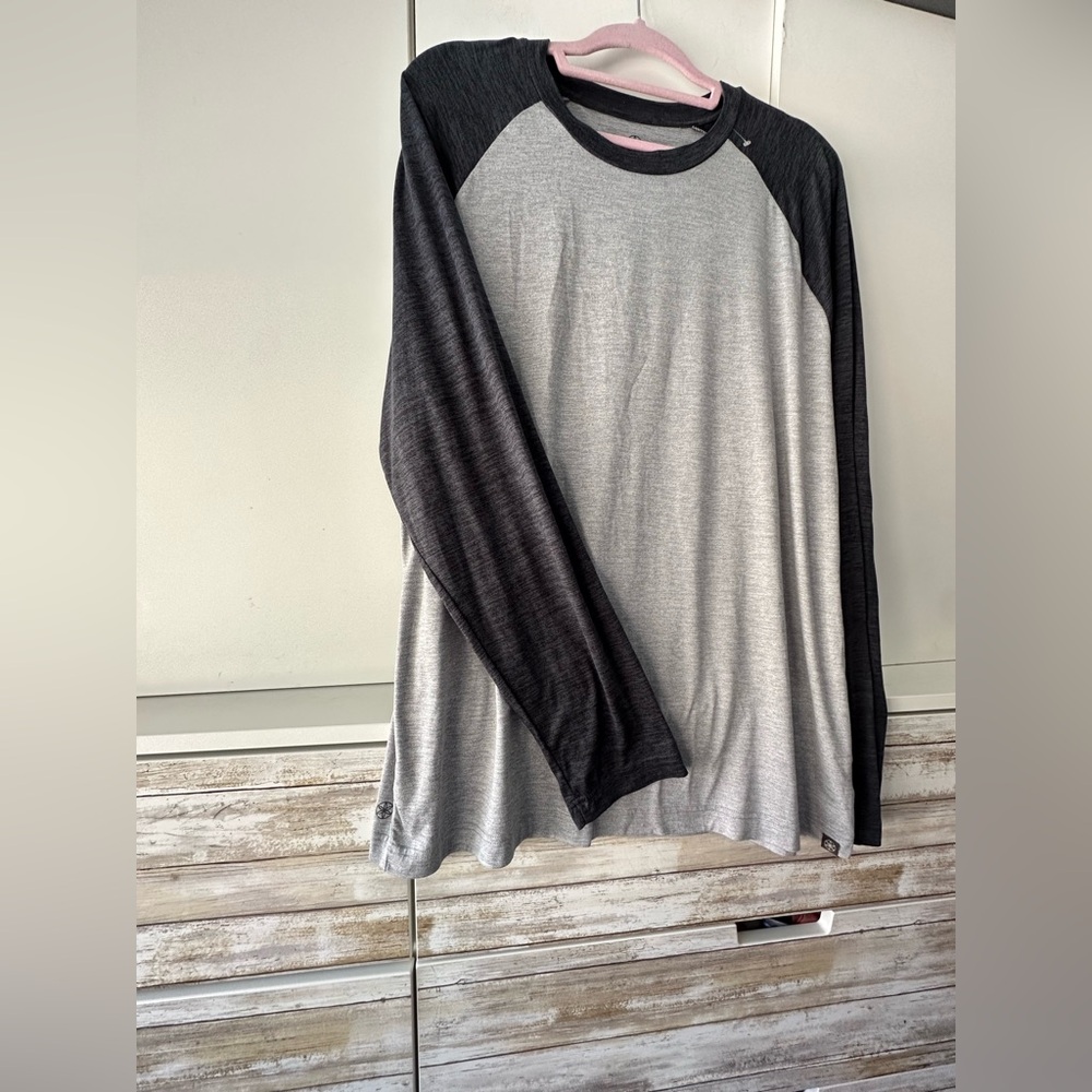 GAIAM Men's Gray and Black Long Sleeve Shirt